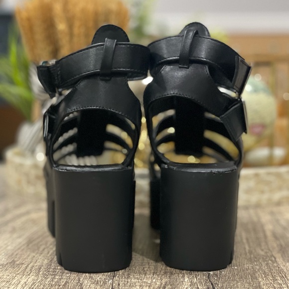 Faux Leather Buckle Ankle Gladiator Chunky Platform Caged Sandal - Picture 6 of 10